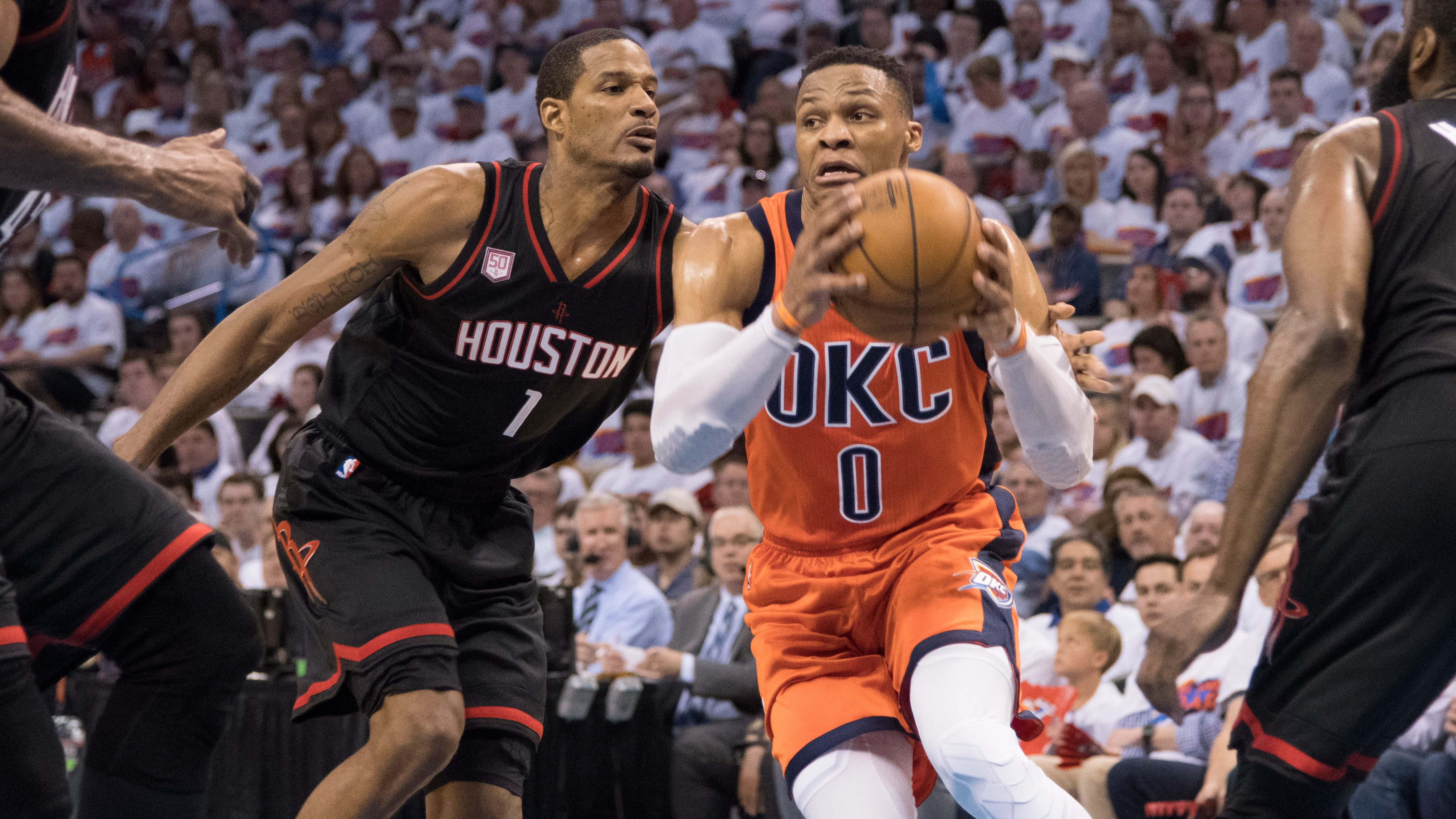 Russel Westbrook conduce el balón en el partido ante Houston