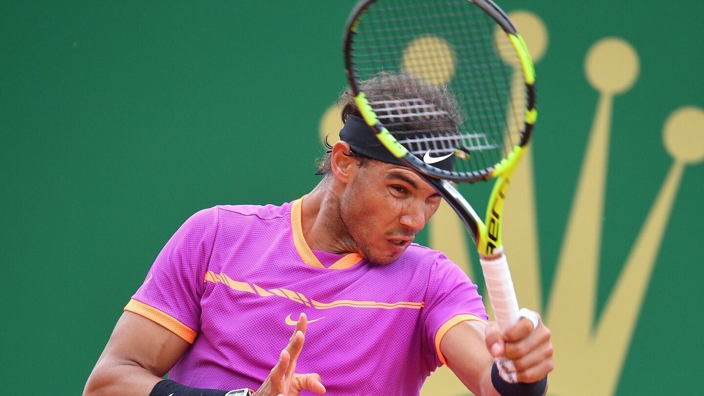 Rafa Nadal rematando una bola