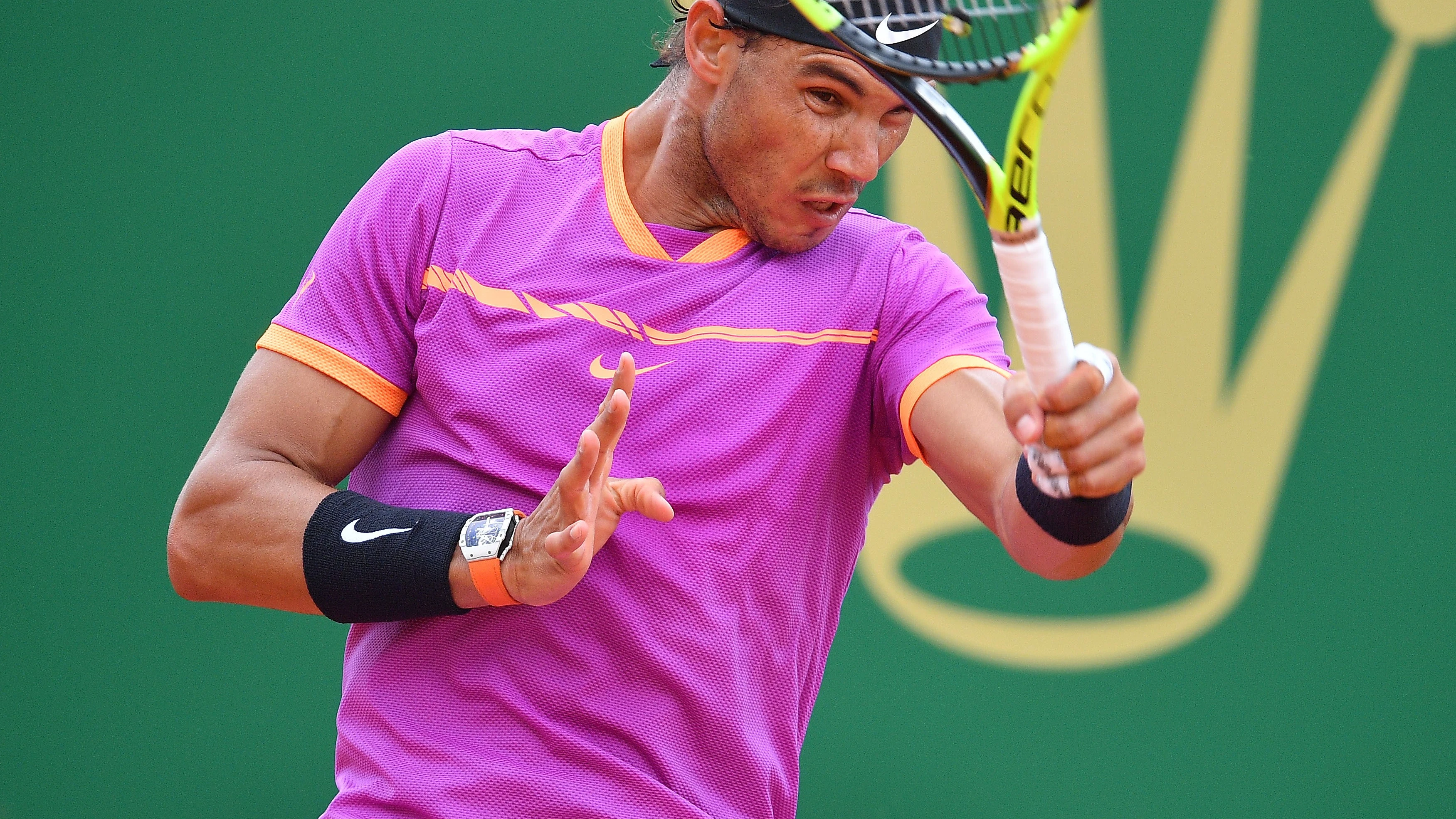 Rafa Nadal rematando una bola Rafa Nadal rematando una bola