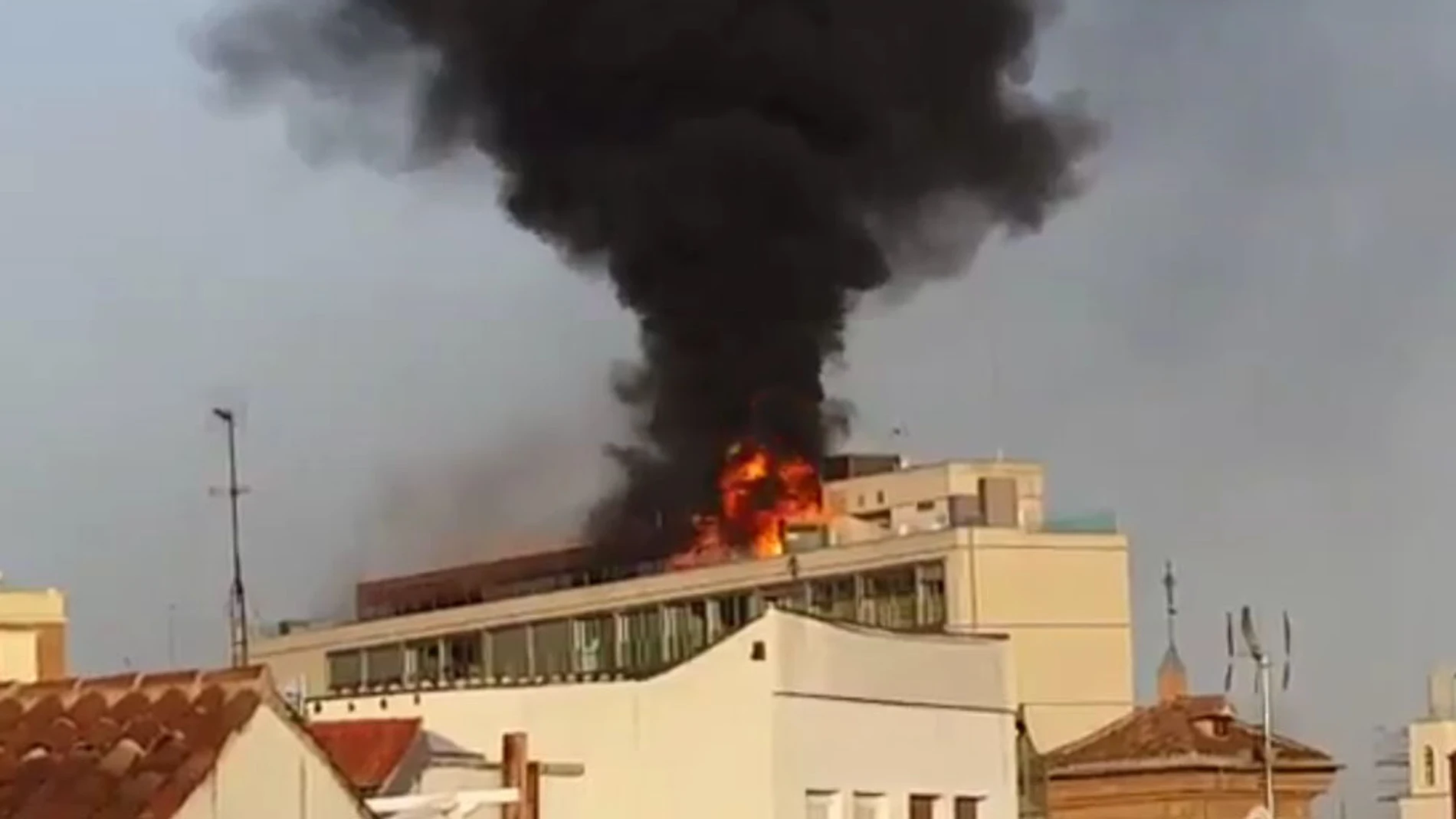 Incendio en el centro de una azotea de Madrid