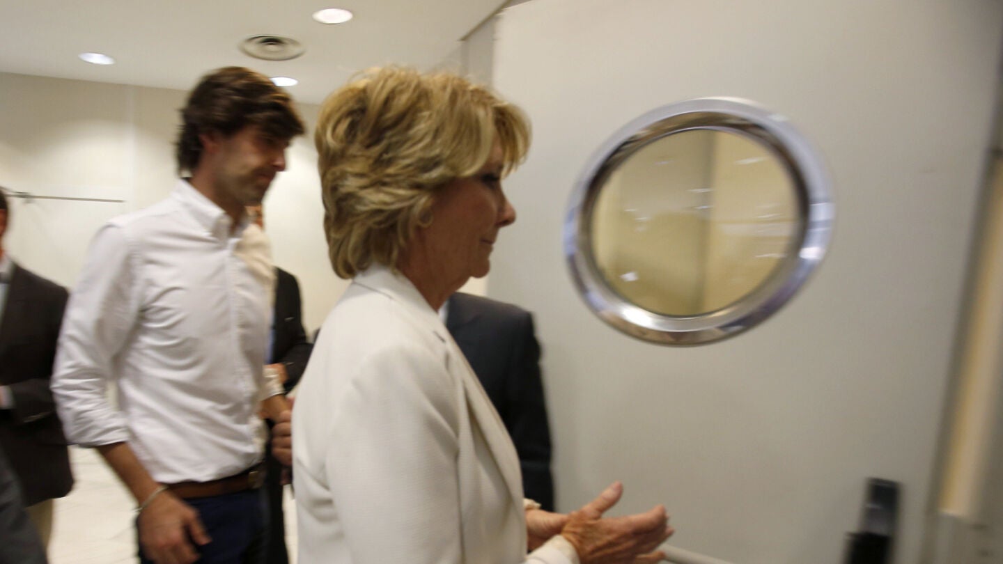 Esperanza Aguirre, tras finalizar su declaraci&oacute;n p&uacute;blica anunciando su dimisi&oacute;n