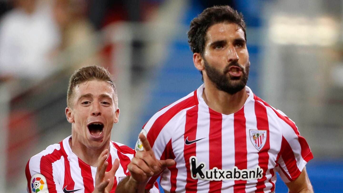 Ra&uacute;l Garc&iacute;a celebra su gol ante el Eibar