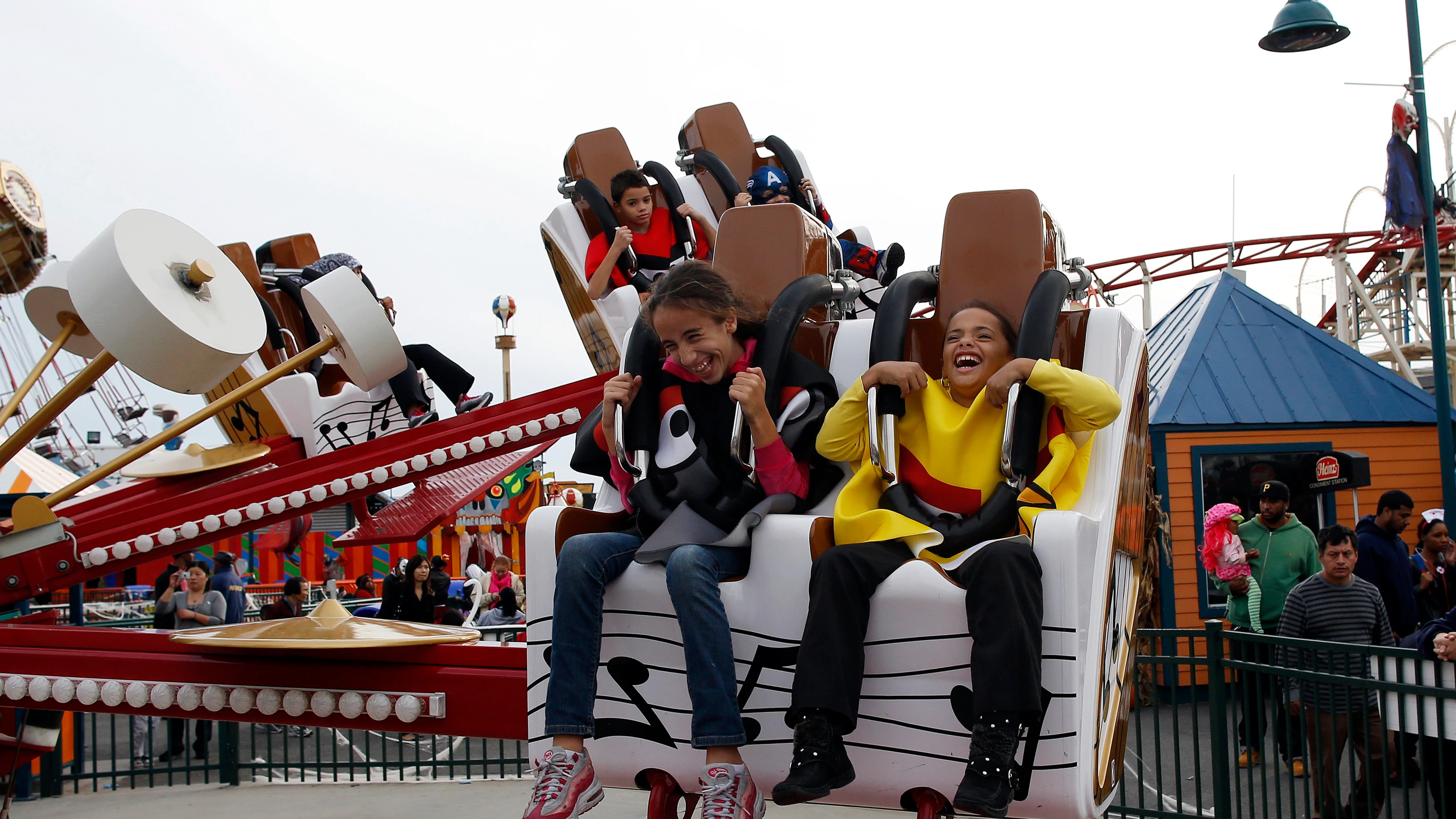 Dos niños montados en una atracción de feria 