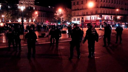 La polic&iacute;a antidisturbios francesa toma posiciones en la Plaza de la Republica