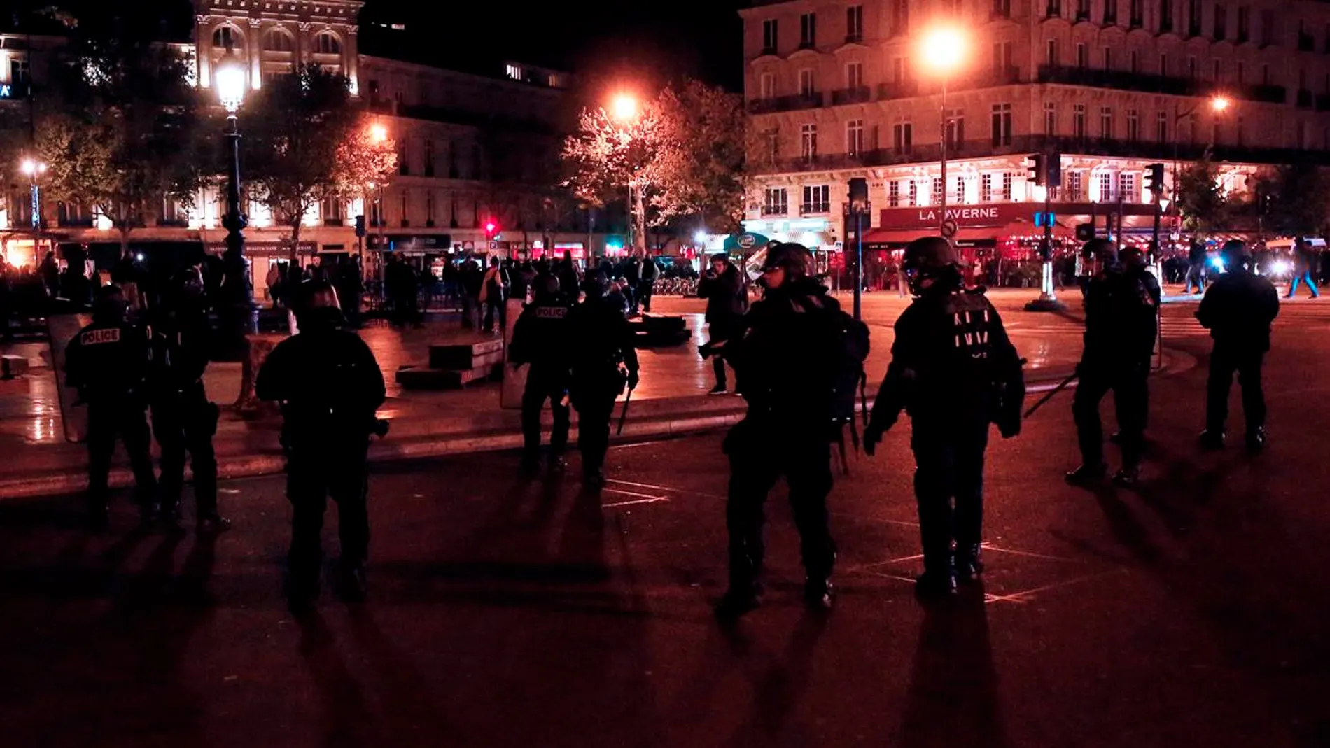 La policía antidisturbios francesa toma posiciones en la Plaza de la Republica