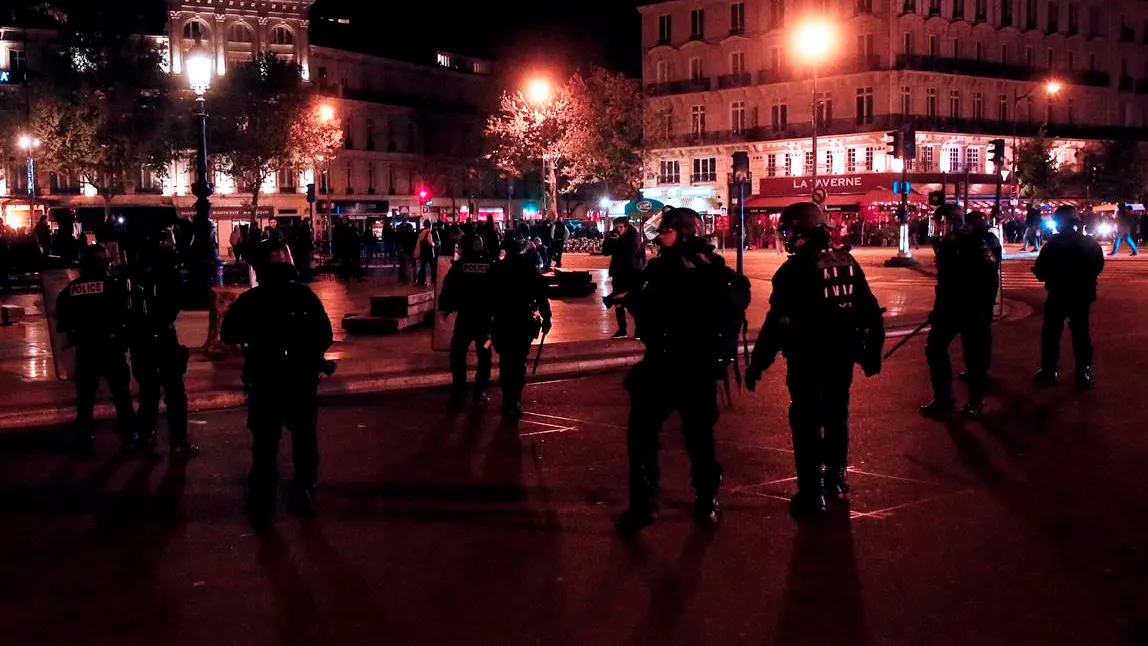 La policía antidisturbios francesa toma posiciones en la Plaza de la Republica La policía antidisturbios francesa toma posiciones en la Plaza de la Republica