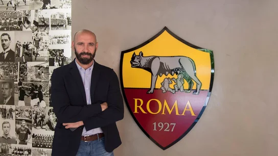Monchi posando con el escudo de la AS Roma Monchi posando con el escudo de la AS Roma
