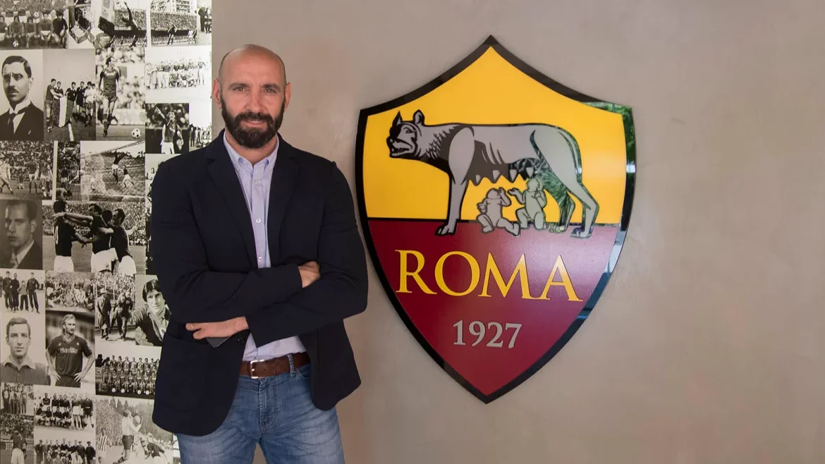 Monchi posando con el escudo de la AS Roma