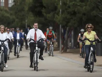 Cristina Cifuentes, Mariano Rajoy y Esperanza Aguirre en bicicleta
