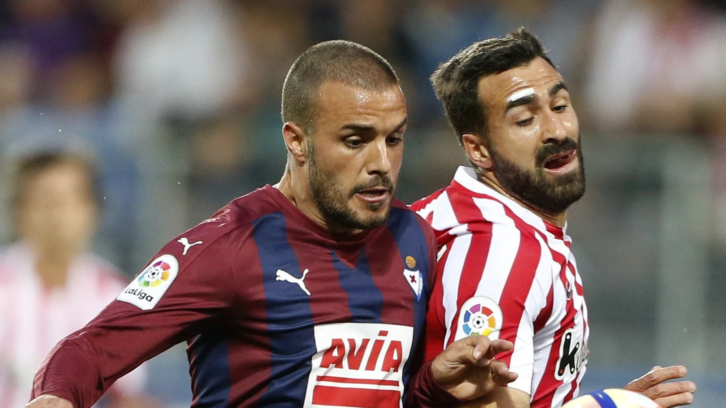 Pedro León disputa un balón con Balenziaga Pedro León disputa un balón con Balenziaga