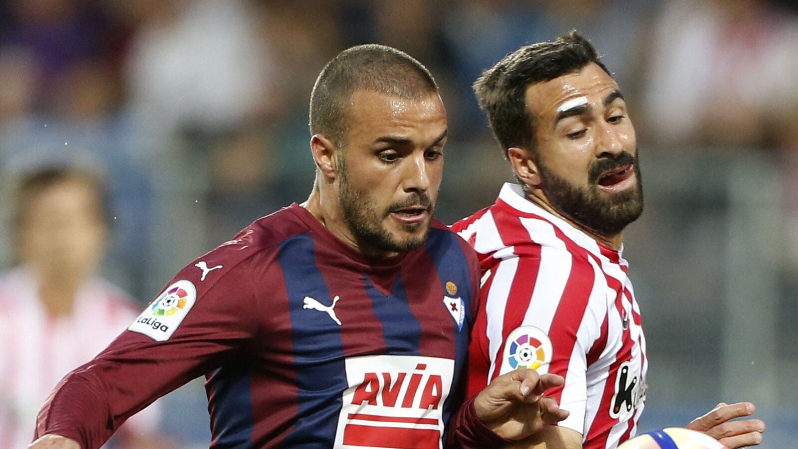 Pedro Le&oacute;n disputa un bal&oacute;n con Balenziaga