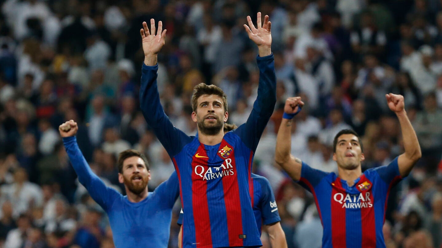 Gerard Piqu&eacute;, Messi y Su&aacute;rez saludan a la afici&oacute;n del Barcelona