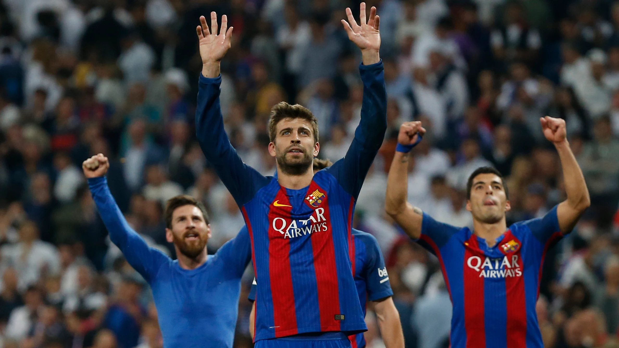Gerard Piqu&eacute;, Messi y Su&aacute;rez saludan a la afici&oacute;n del Barcelona