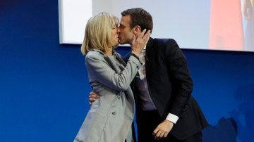 El candidato Emmanuel Macron besa a su esposa Brigitte Trogneux