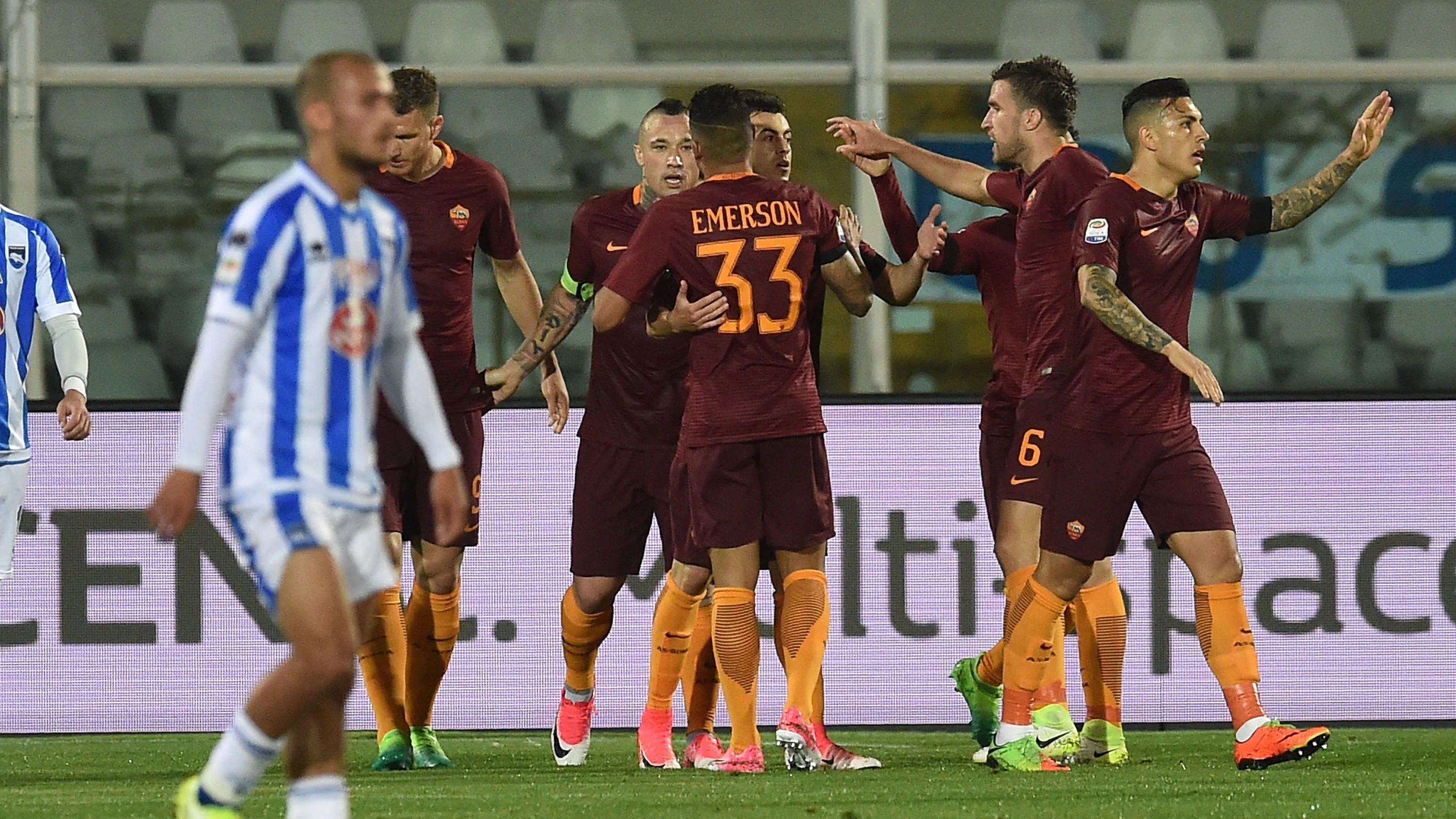 Nainggolan celebra su gol ante el Pescara