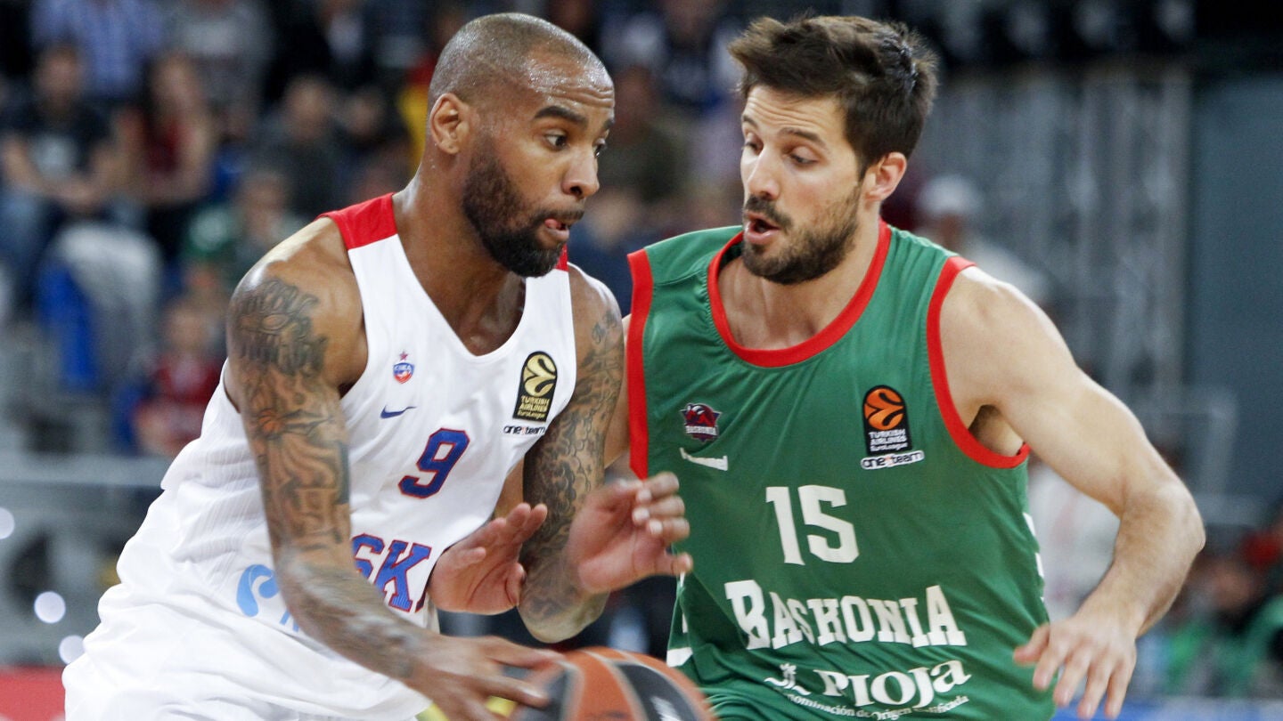 Aaron Jackson y Nicol&aacute;s Laprovittola en una jugada del encuentro