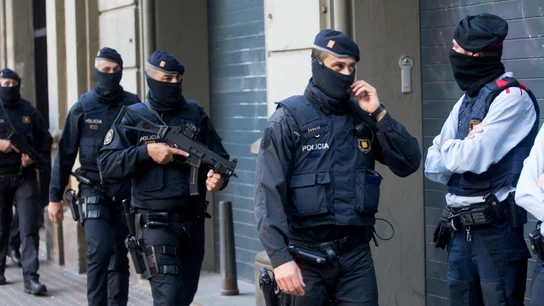 Los Mossos d'Esquadra durante la operación contra el terrorismo yihadista en varias localidades de Cataluña Los Mossos d'Esquadra durante la operación contra el terrorismo yihadista en varias localidades de Cataluña