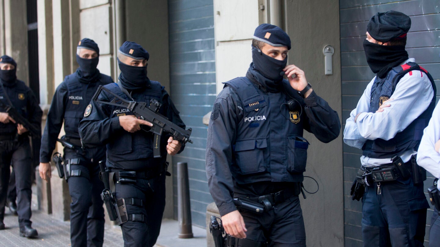 Los Mossos d'Esquadra durante la operaci&oacute;n contra el terrorismo yihadista en varias localidades de Catalu&ntilde;a