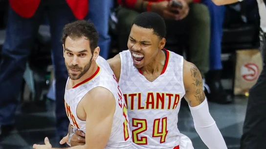 Calderón y Bazemore celebran una canasta del español con los Hawks Calderón y Bazemore celebran una canasta del español con los Hawks