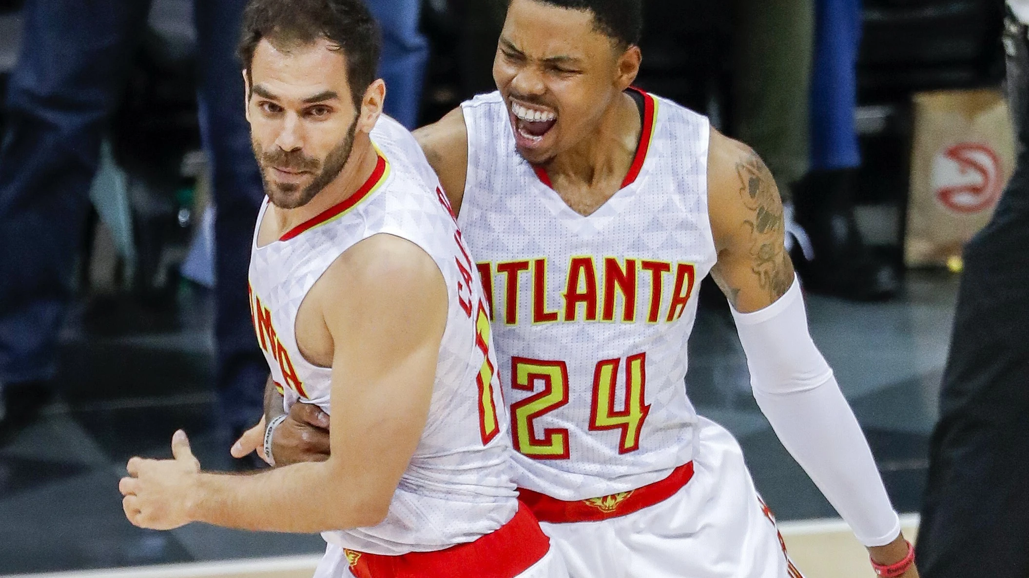 Calderón y Bazemore celebran una canasta del español con los Hawks