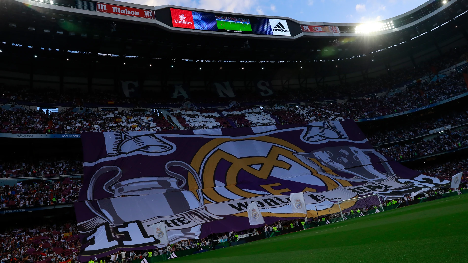 Mosaico en la grada del Bernabéu previo al duelo entre Real Madrid y Barcelona