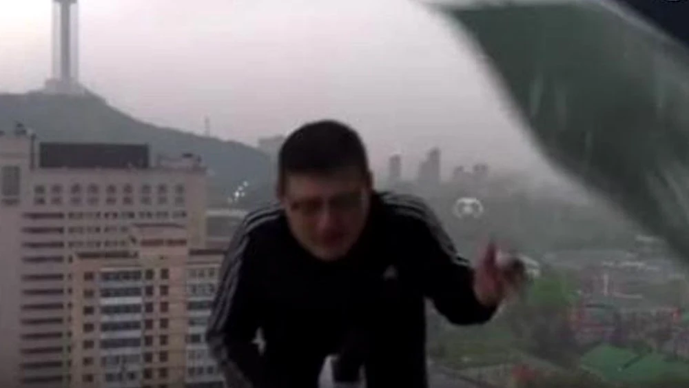 Reportero alcanzado por un rayo Reportero alcanzado por un rayo
