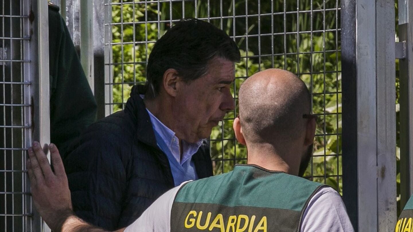 Ignacio Gonz&aacute;lez con un agente de la UCO