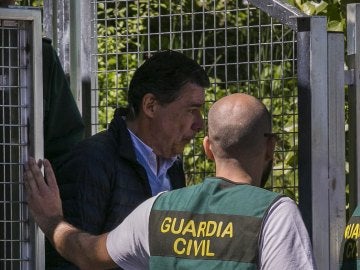 Ignacio González con un agente de la UCO Ignacio González con un agente de la UCO