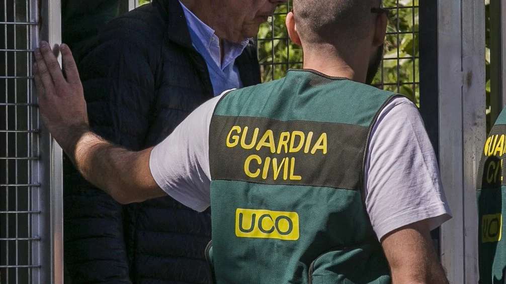 Ignacio González con un agente de la UCO