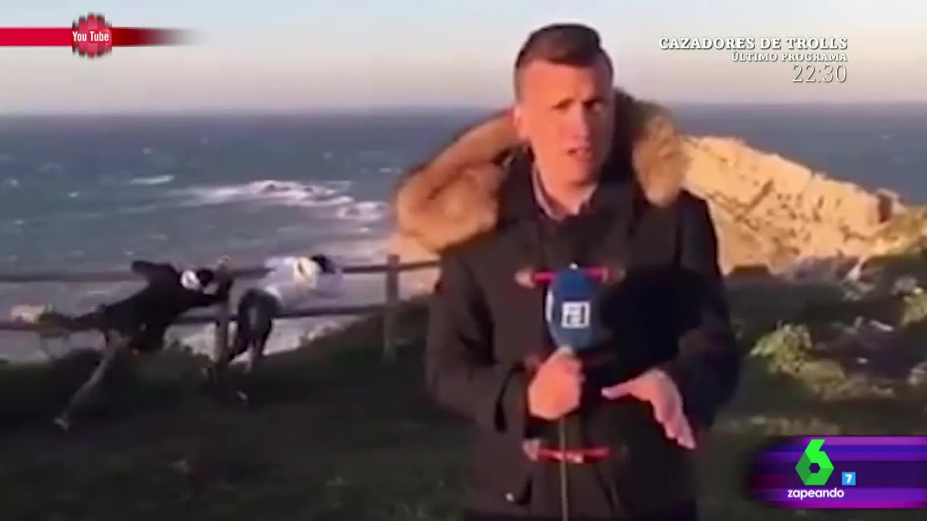 El divertido 'troleo' de dos jóvenes a un reportero fingiendo que se les lleva  el viento