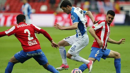 Douglas trata de frenar a Aaron Martín Douglas trata de frenar a Aaron Martín