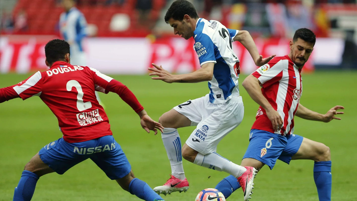 Douglas trata de frenar a Aaron Martín Douglas trata de frenar a Aaron Martín
