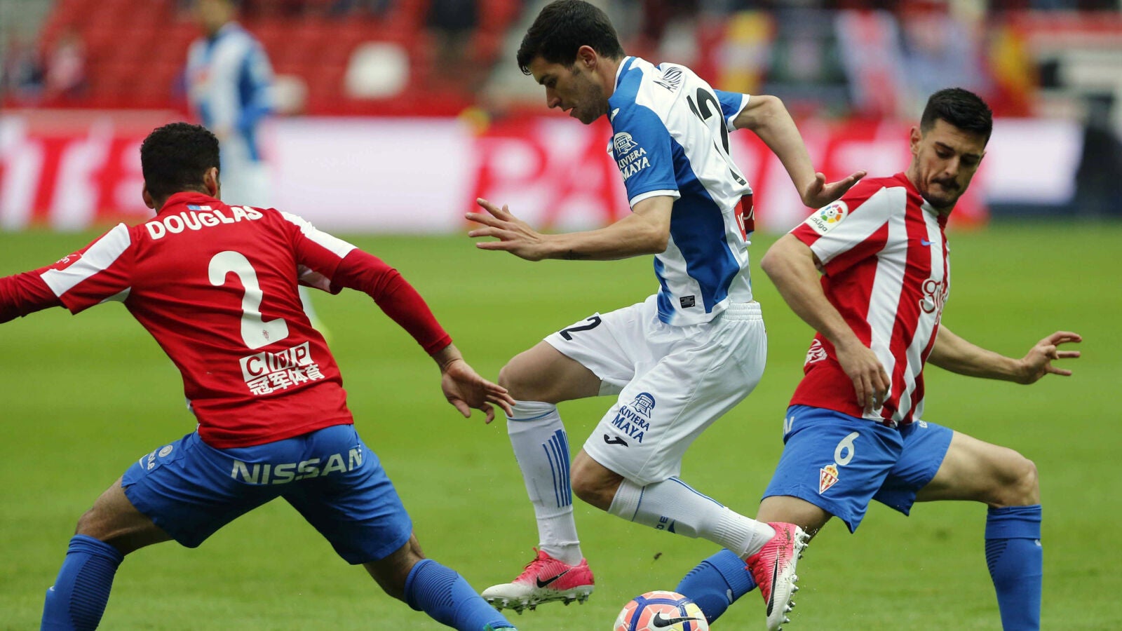 Douglas trata de frenar a Aaron Mart&iacute;n