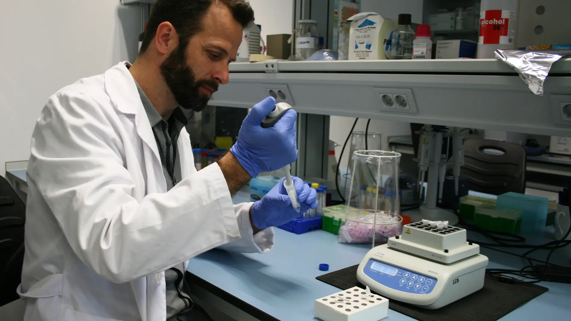 El investigador de la Universidad de Sevilla José F. Ruiz en los laboratorios de CITIUS Celestino Mutis