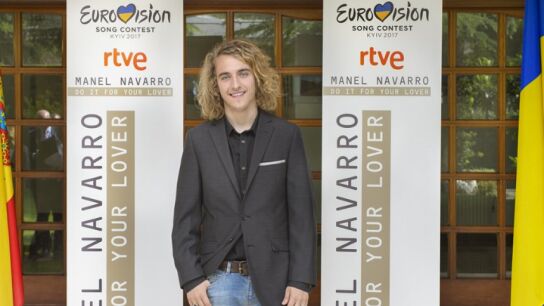 Manel Navarro en la embajada de Ucrania en Madrid