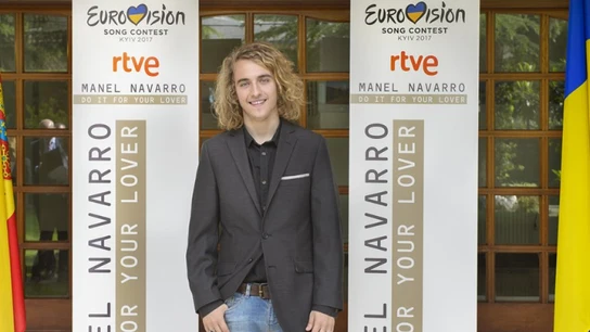 Manel Navarro en la embajada de Ucrania en Madrid Manel Navarro en la embajada de Ucrania en Madrid