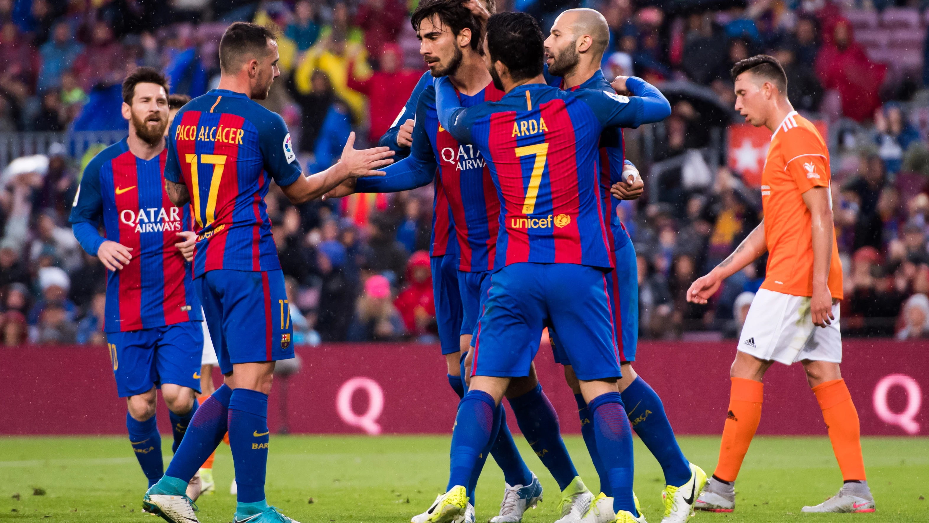 André Gomes es felicitado tras marcar un gol ante Osasuna