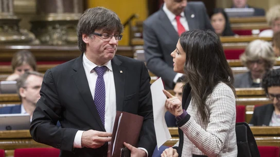 El presidente de la Generalitat de Cataluña, Carles Puigdemont, habla con la líder de Ciudadanos, Inés Arrimadas El presidente de la Generalitat de Cataluña, Carles Puigdemont, habla con la líder de Ciudadanos, Inés Arrimadas