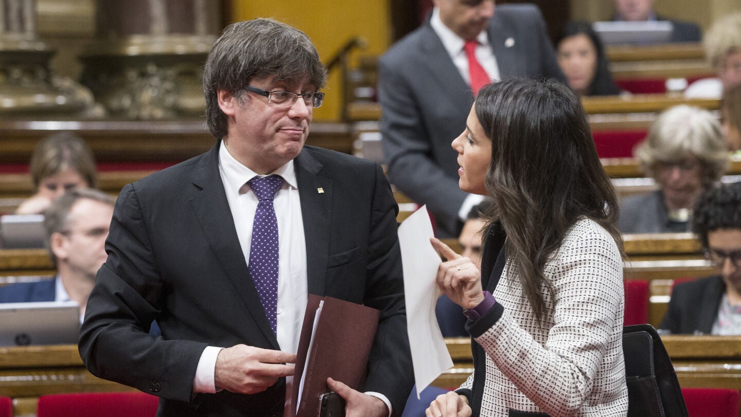 El presidente de la Generalitat de Catalu&ntilde;a, Carles Puigdemont, habla con la l&iacute;der de Ciudadanos, In&eacute;s Arrimadas