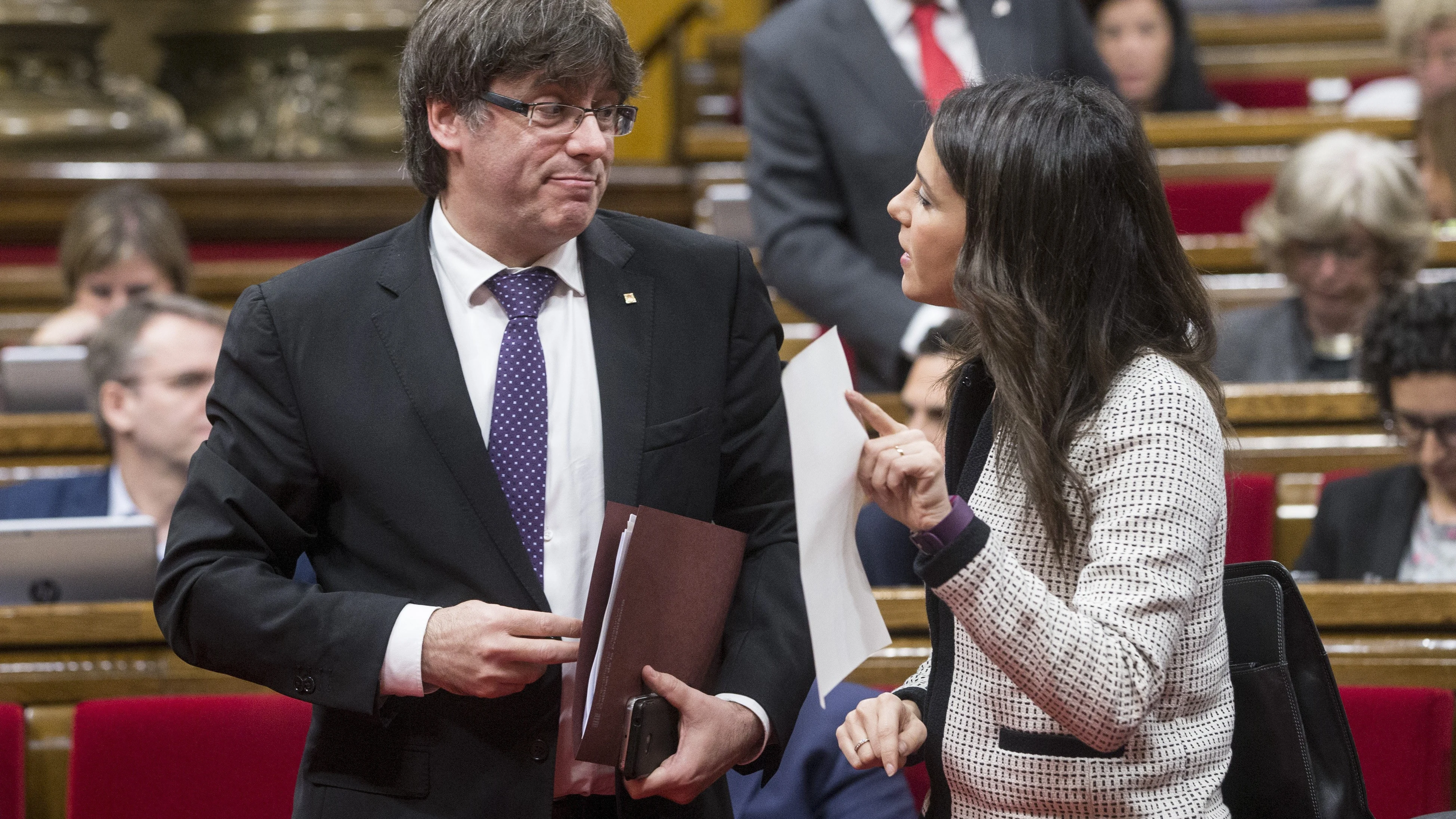 El presidente de la Generalitat de Cataluña, Carles Puigdemont, habla con la líder de Ciudadanos, Inés Arrimadas