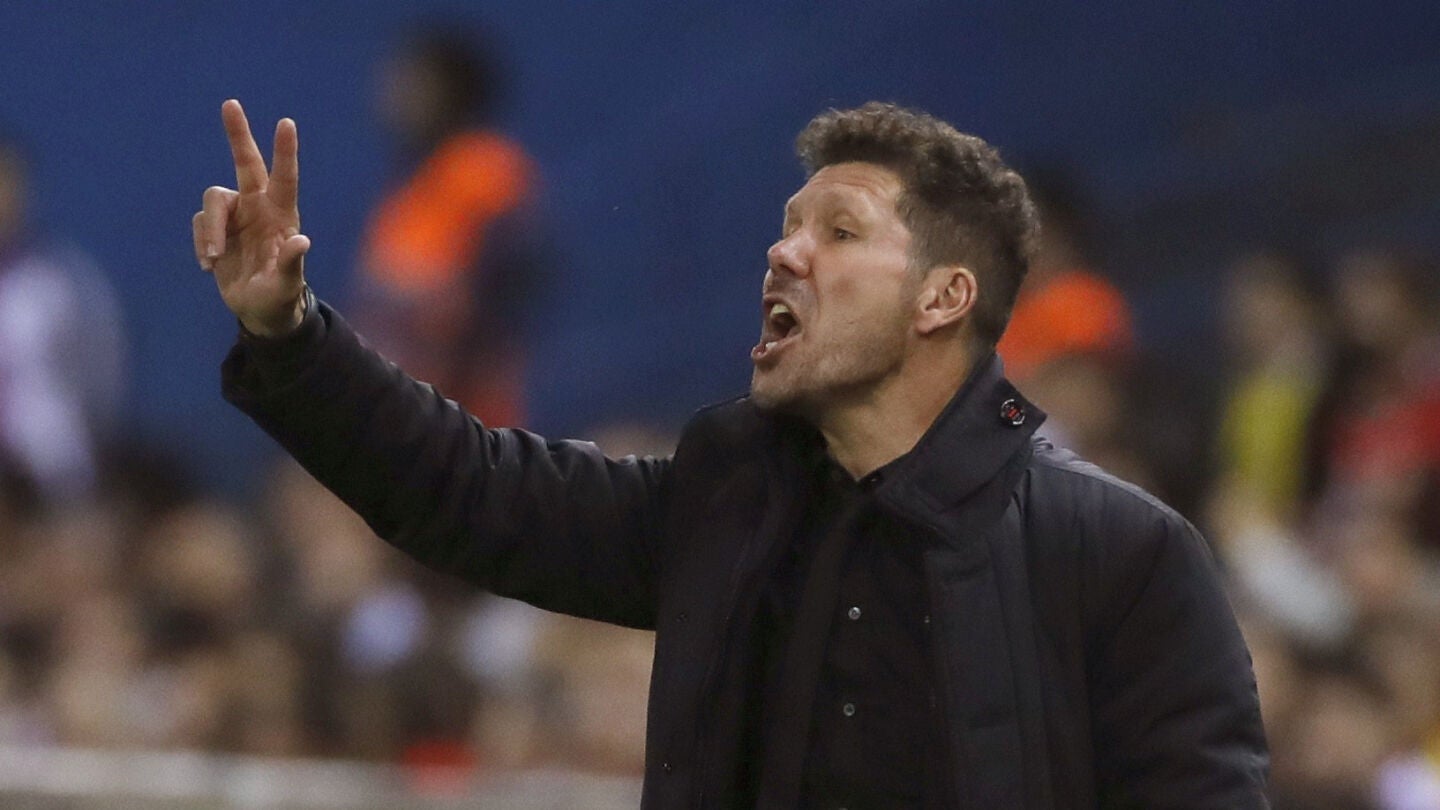 Simeone protesta una acci&oacute;n desde la banda