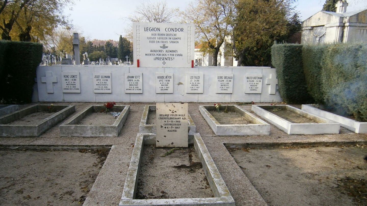 Placa de homenaje a la Legi&oacute;n C&oacute;ndor en La Almudena