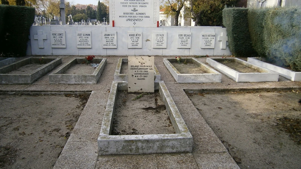 Placa de homenaje a la Legión Cóndor en La Almudena