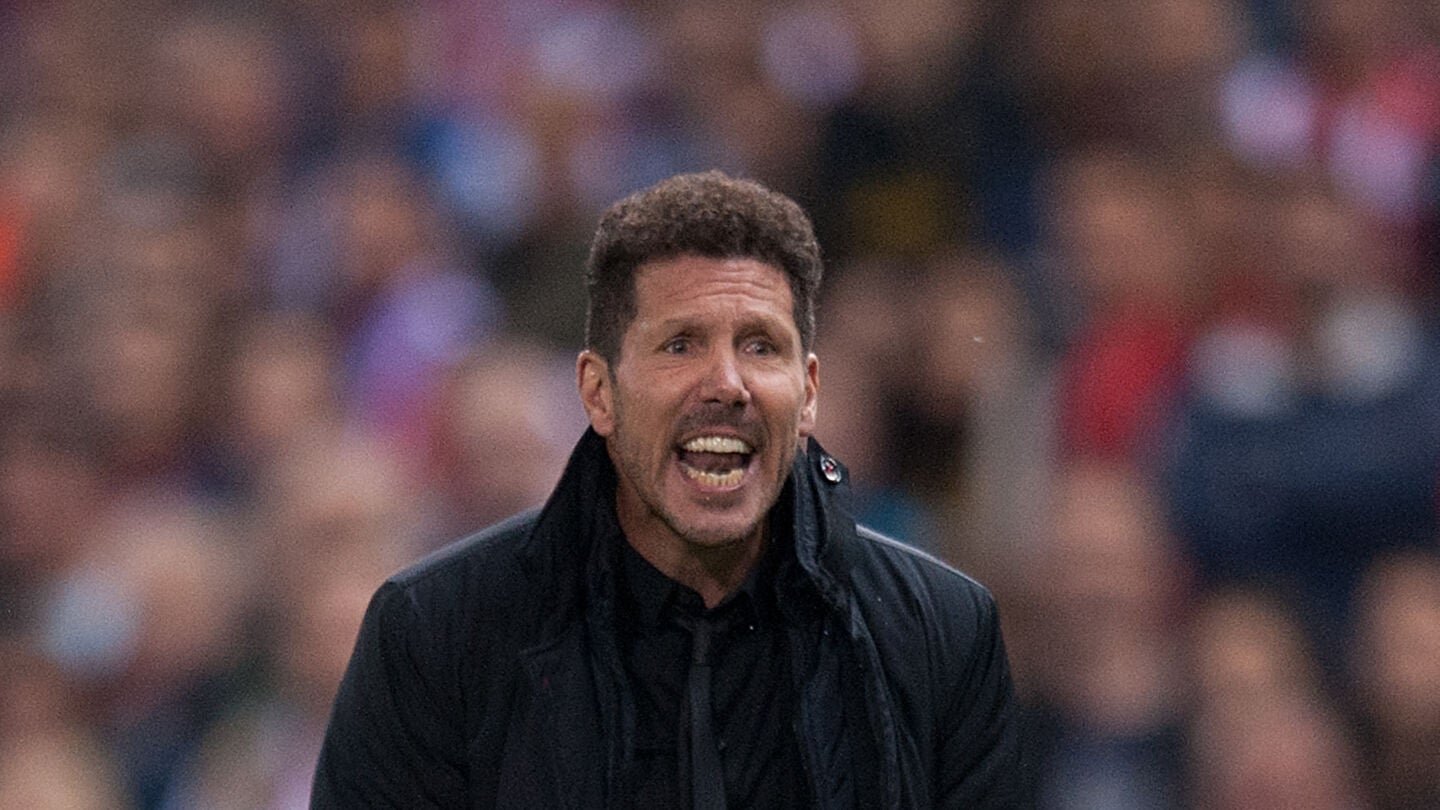 Simeone da instrucciones a su equipo en el duelo ante el Villarreal