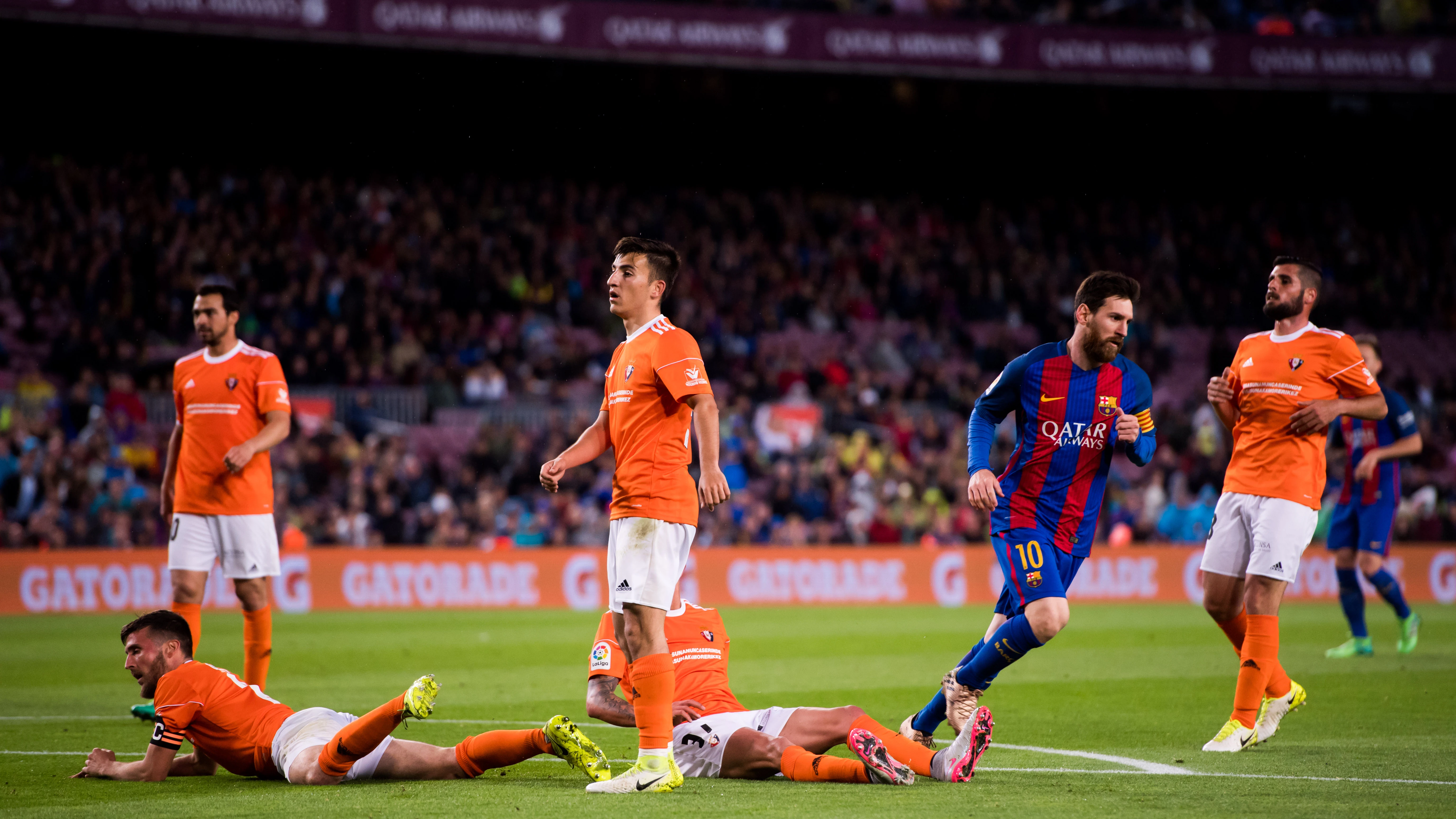 Los jugadores de Osasuna encajan un gol ante el Barcelona