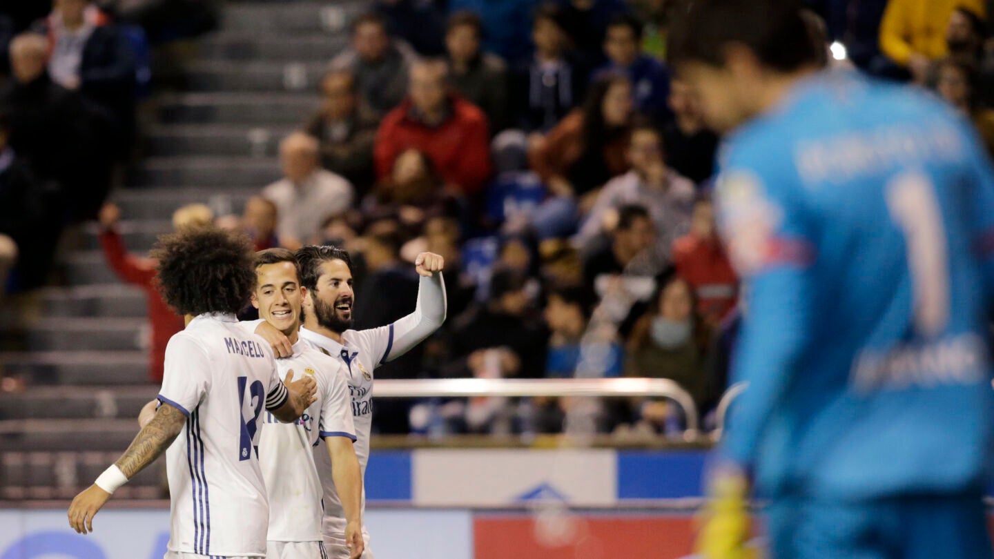 Isco celebra con Lucas V&aacute;zquez y Marcelo un gol en Riazor