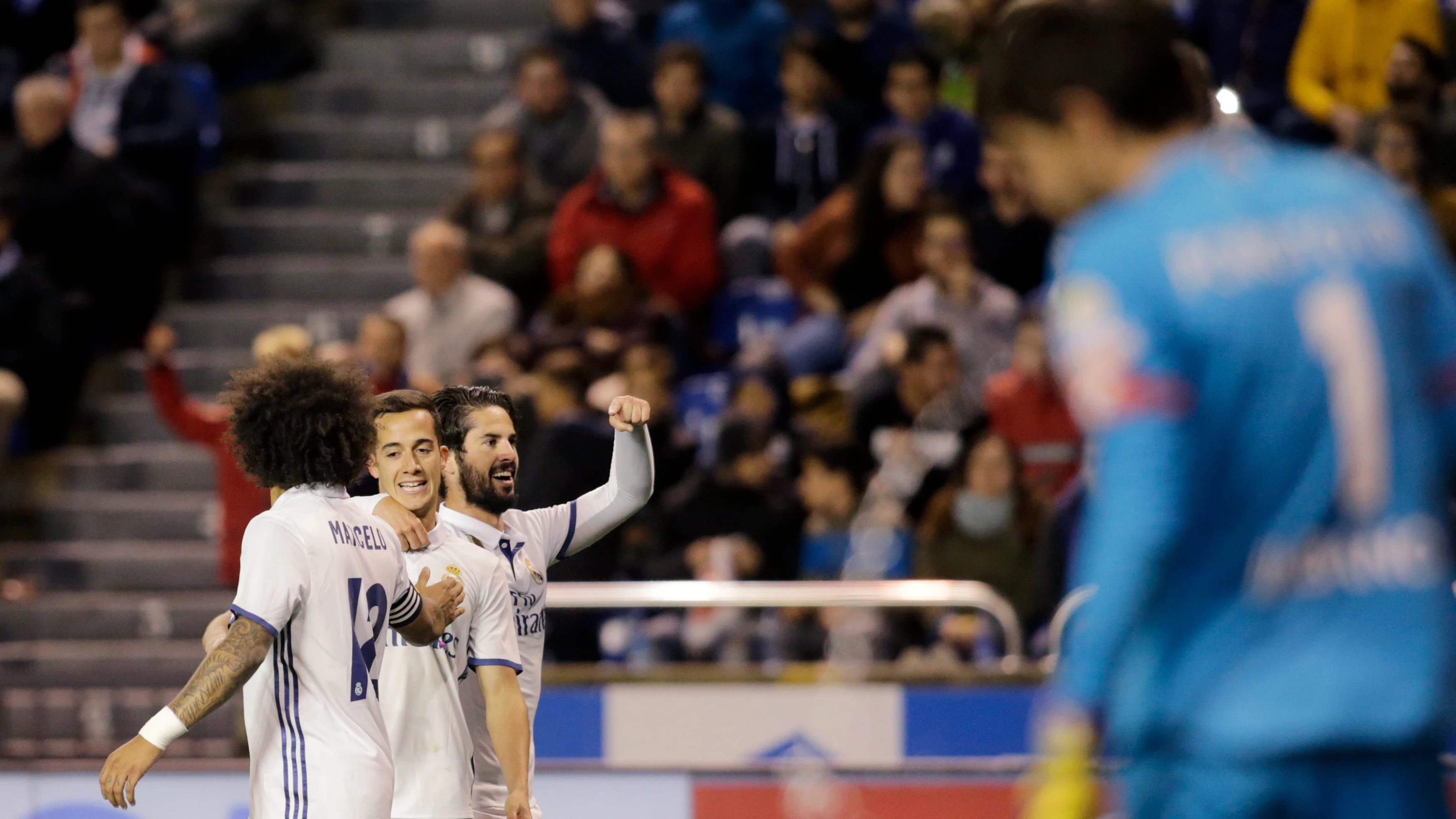 Isco celebra con Lucas Vázquez y Marcelo un gol en Riazor