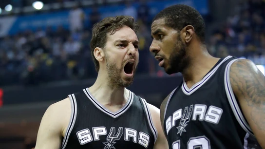 Pau Gasol celebra la victoria de los Spurs con Aldridge Pau Gasol celebra la victoria de los Spurs con Aldridge