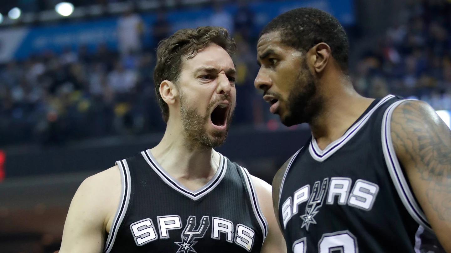 Pau Gasol celebra la victoria de los Spurs con Aldridge Pau Gasol celebra la victoria de los Spurs con Aldridge