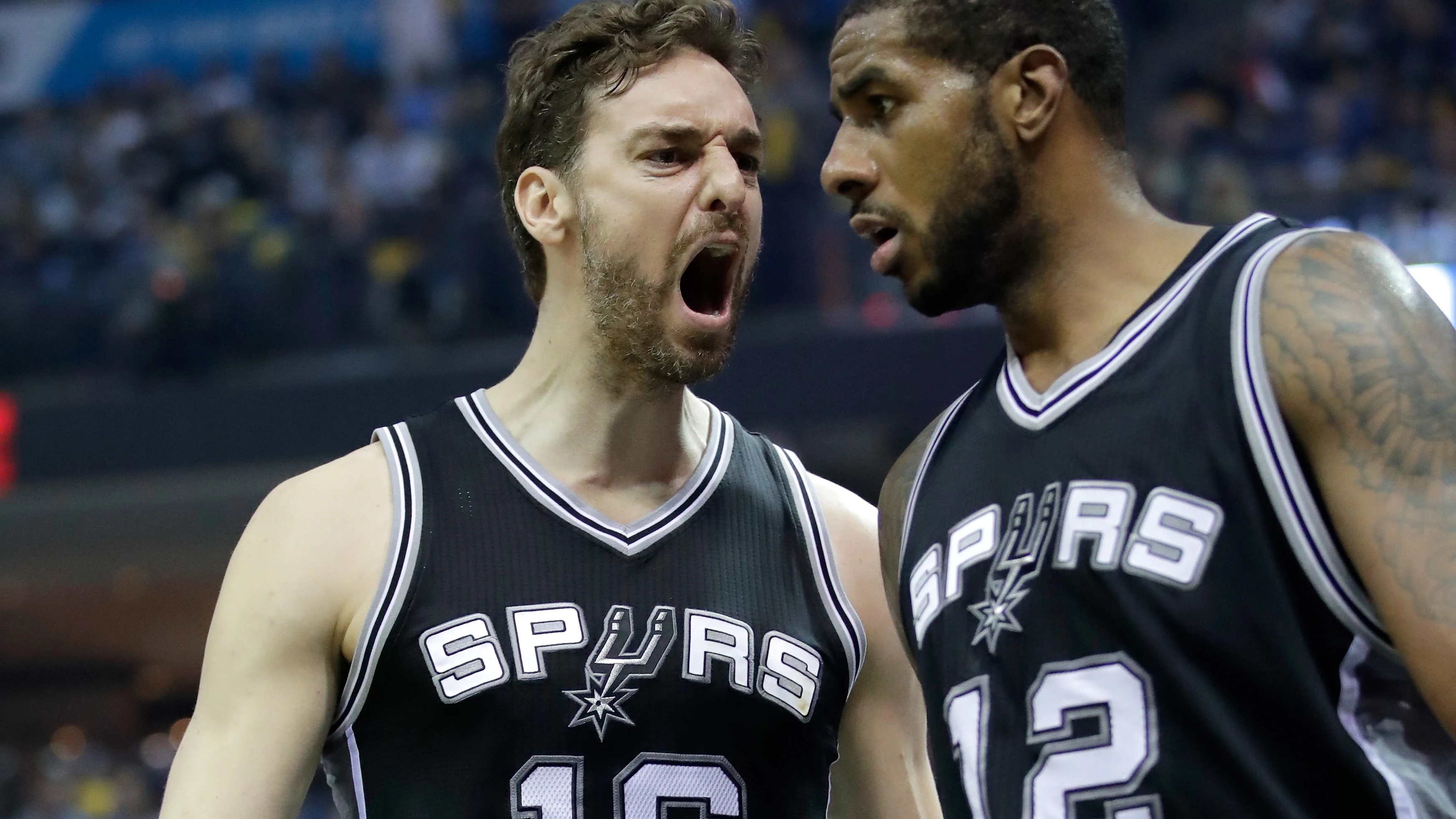 Pau Gasol celebra la victoria de los Spurs con Aldridge